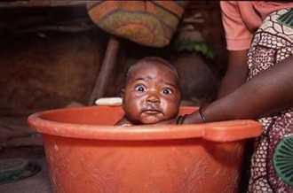 Togo : Un père surpris avec son fils de sept mois dans un sac 